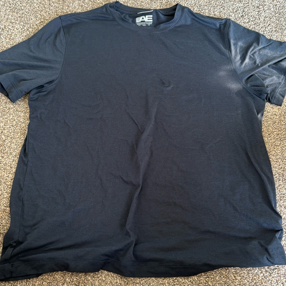 American Eagle workout tee. Guc.  Medium.